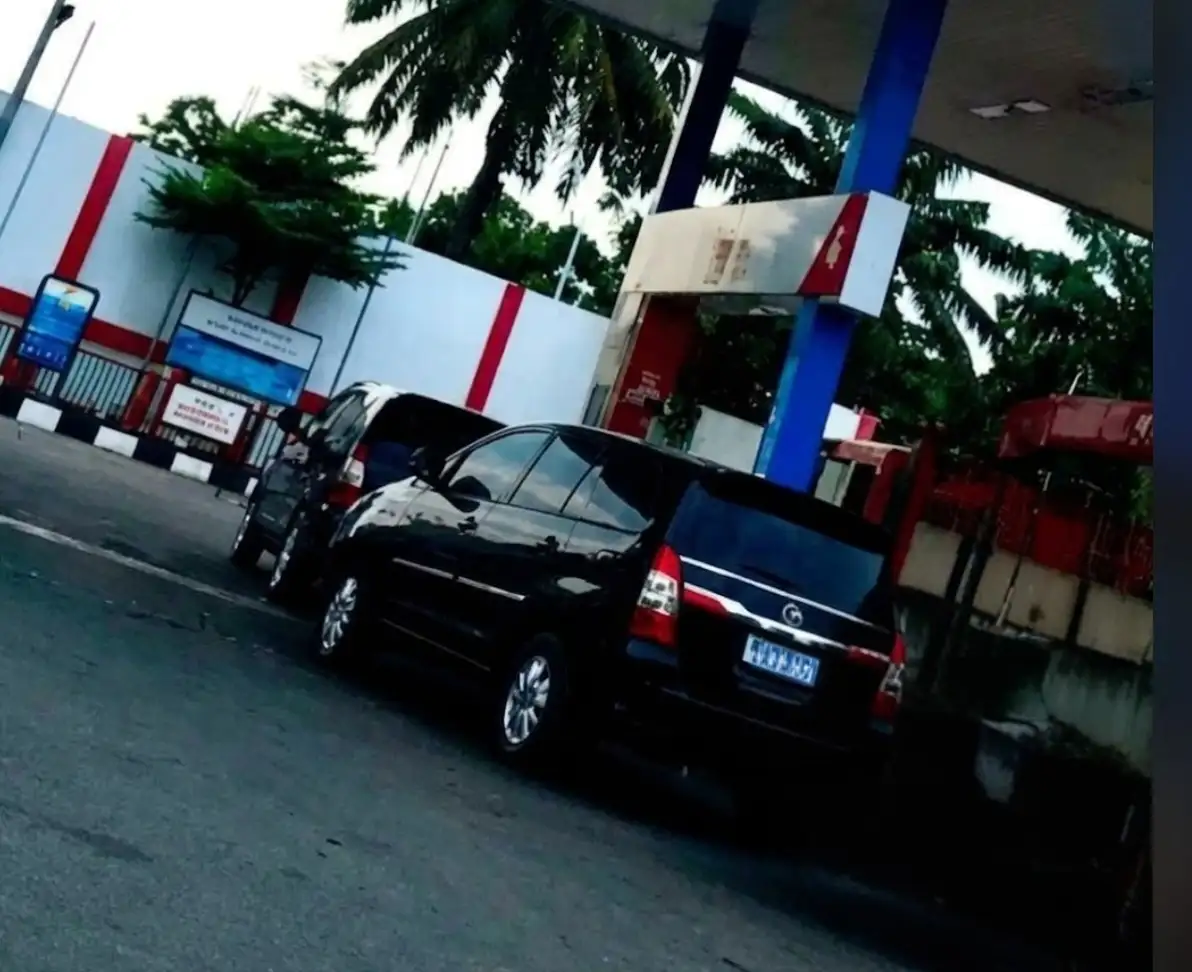 SPBU Pertamina 14.202.113 yang berlokasi di Jalan Yos Sudarso kawasan Tanjung Mulia Samping Masjid Jami,Setiap Siang dan Malam Hari Kedua Mobil Mafia ini Menjadi Alat Untuk Melangsir Solar Subsidi